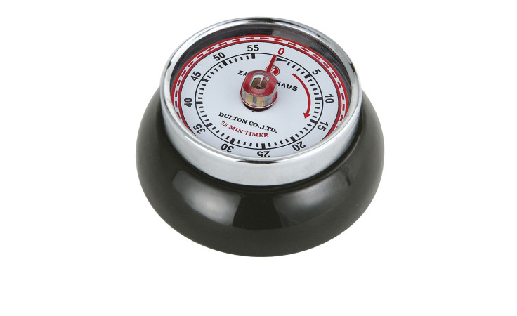 Ein Küchentimer Speed in Schwarz-Silber, der auf Null gestellt ist und auf dessen kreisförmiger Fläche Zahlen abgebildet sind.