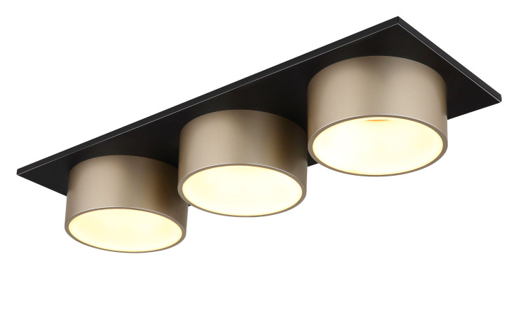Die Globo LED-Deckenleuchte Raymond 62 cm hat drei goldene Zylinder, Leuchtmittel inklusive, nebeneinander montiert.