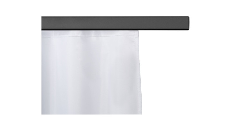 Eine Teleskop-Duschstange Jete hält ein weißes Vorhangpaneel vor einem weißen Hintergrund.