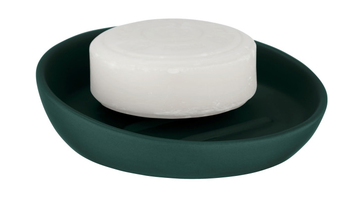 In der Seifenablage Badi ruht ein weißes Seifenstück, das einen weißen Hintergrund stilvoll verziert.