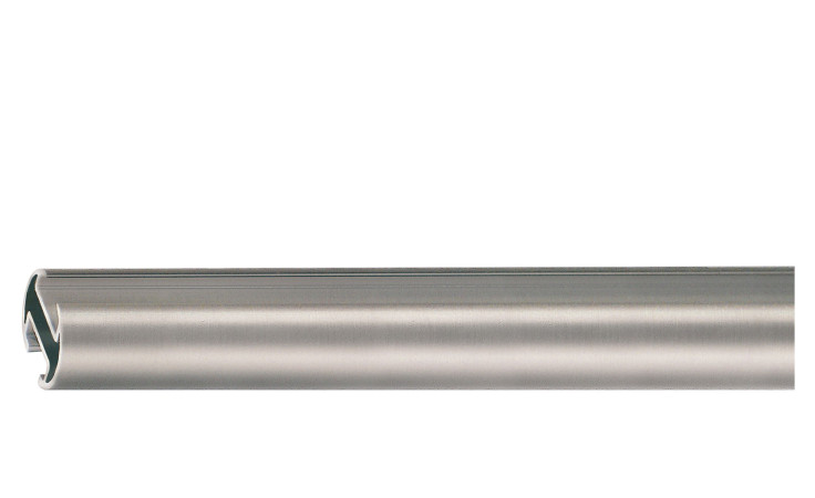 Die Gardinenschiene 240 cm / 20 mm ist eine silberne Aluminiumschiene mit einem abgerundeten Profil auf weißem Grund.