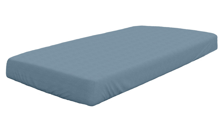 Ein Dormisette Jersey-Spannbetttuch, 150 x 200 cm, bedeckt eine Einzelmatratze auf weißem Grund.