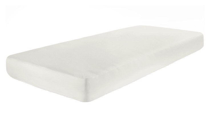 Der Feinjersey-Spannbettlaken ProNight 190x200 cm in Perlmutt-Beige umfasst eine Matratze auf weißem Untergrund.