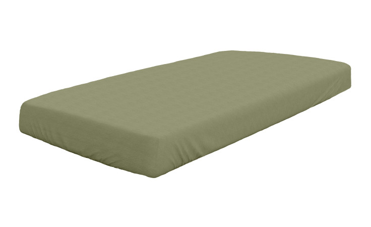 Olivgrünes Feinbiber-Spannbettlaken Dormisette 150 x 200 cm auf Matratze vor weißem Hintergrund.