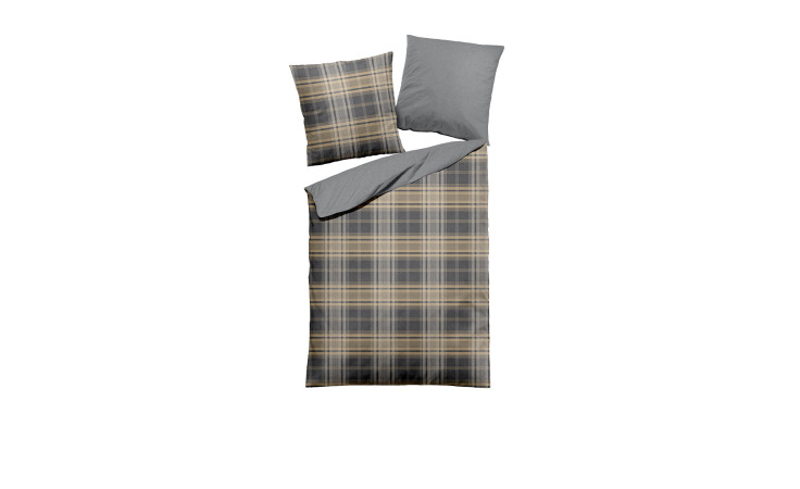 Ein ordentlich gemachtes Bett mit Flanell-Bettwäsche Dormisette 135x200 cm und passenden grau-beige karierten Naturfaser-Kissen.