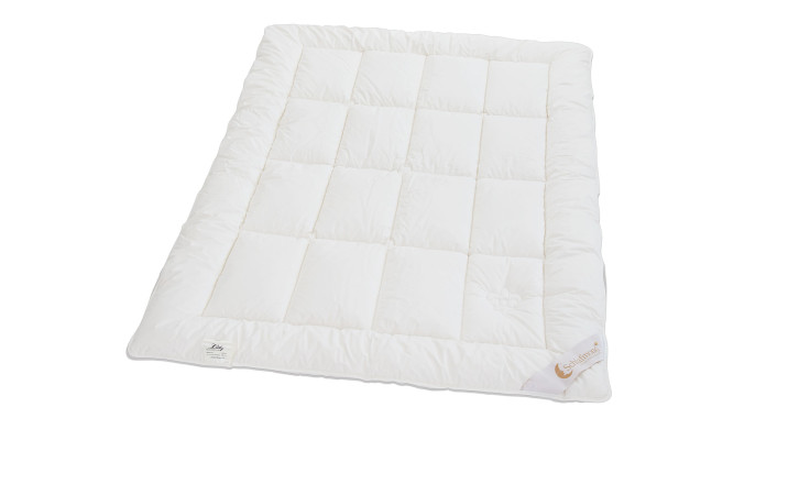 Die Schlafmond Bettdecke Mono-Light Lilly (155x220 cm) ist eine weiße, rechteckige Steppdecke mit weichem Naturfaser Misch-Faservlies.