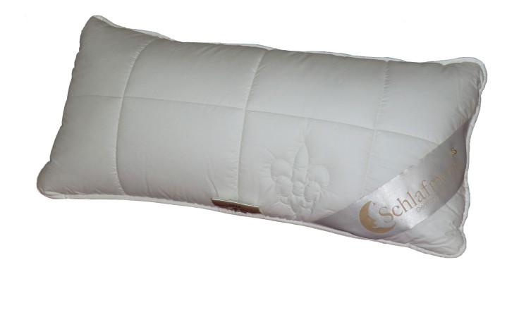 Weißes rechteckiges Kissen Lilly 40x80 cm von Schlafmond mit abgesteppten Nähten und einem beigen Schlafmond-Band in einer Ecke.