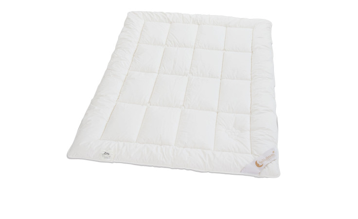 Die Schlafmond Bettdecke Mono-Light Lilly 200x200 cm ist weiß, rechteckig und gesteppt, abgebildet auf einem einfarbigen Hintergrund.