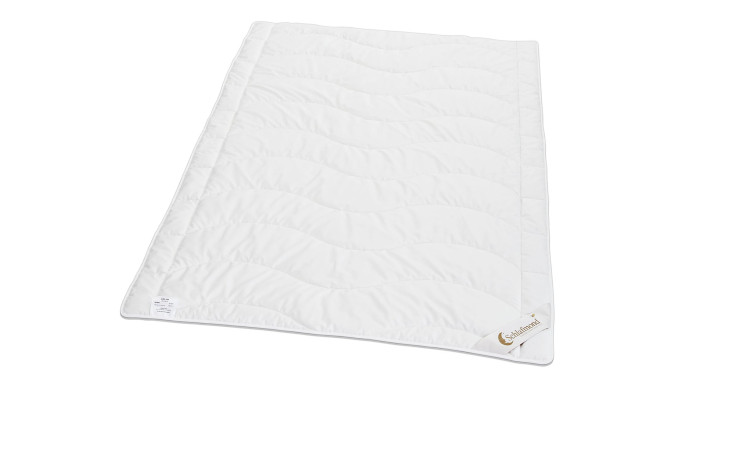 Die Schlafmond Sommerdecke Dream 155 x 220 cm, eine weiße Steppdecke, abgebildet auf weißem Hintergrund.