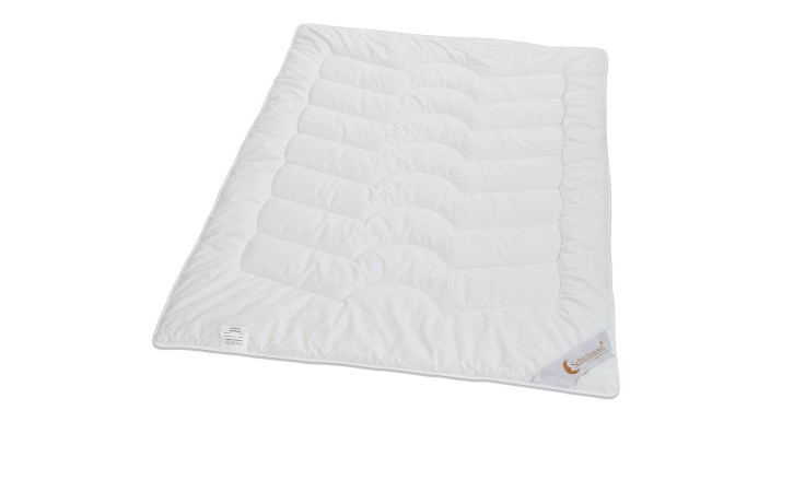 Die Schlafmond Ganzjahresdecke Goldmarie 135x200 cm ist eine weiße, gesteppte Bettdecke mit geschwungener Steppung, die flach dargestellt wird.