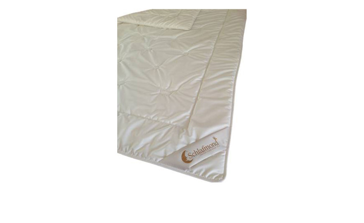 Sommerdecke Der kleine Prinz 155 x 200 cm: Weiße Steppdecke mit abgestepptem Muster, Schlafmond-Etikett in der Ecke.