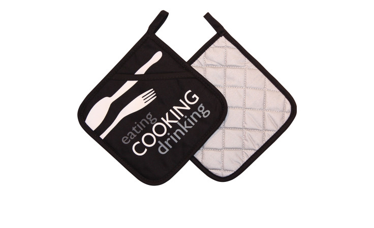 Zwei Topflappen Newspaper" (20x20 cm), einer mit Gabel, Messer und dem Motiv Essen, Kochen, Trinken".