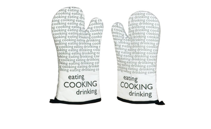 Zwei weiße Ofenhandschuhe Newspaper 18 x 30 cm mit schwarzer Umrandung, die mit einem verspielten Text zum Thema Essen versehen sind.