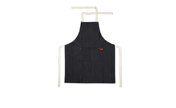 Schürze 70 x 85 cm, schwarz mit Nadelstreifen, Fronttasche und cremefarbenen Bändern auf weißem Hintergrund.