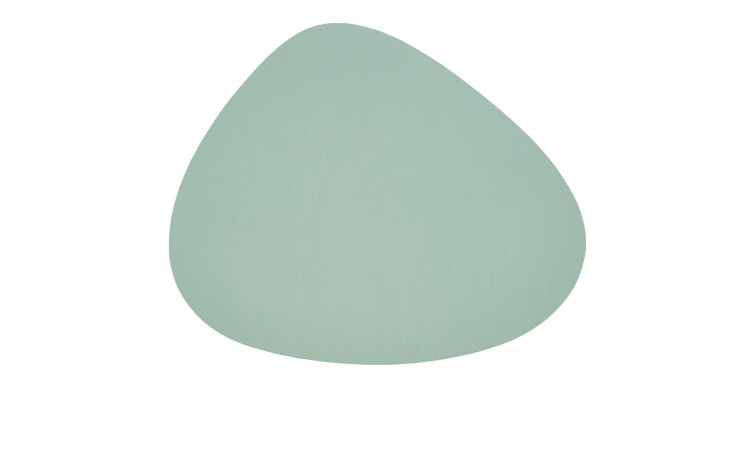 Blassgrünes, abgerundetes Dreieck Tischset Kaja Textil, 37 x 44 cm, auf weißem Hintergrund.