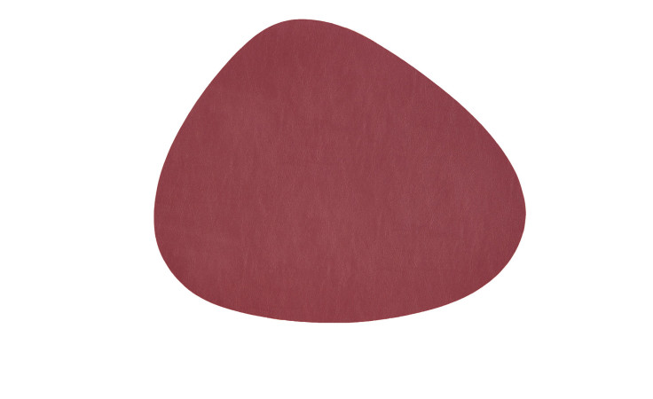 Ein unregelmäßiges ovales Tischset Kaja 37 x 44 cm mit einer glatten Textilstruktur auf weißem Hintergrund.