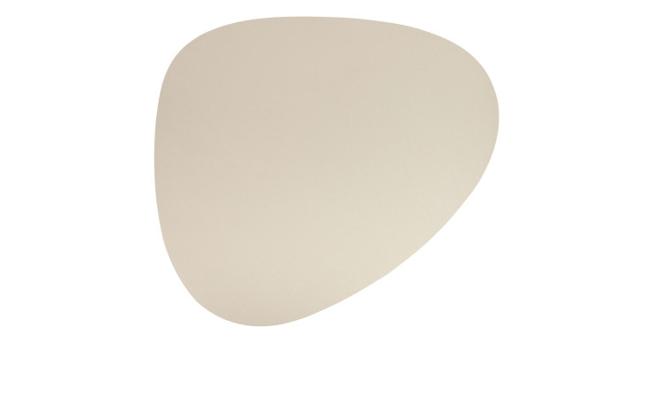Beige, glattes Kunststoff Tischset Kaja, 37 x 44 cm, unregelmäßig geformt wie ein runder Kiesel, auf Weiß.