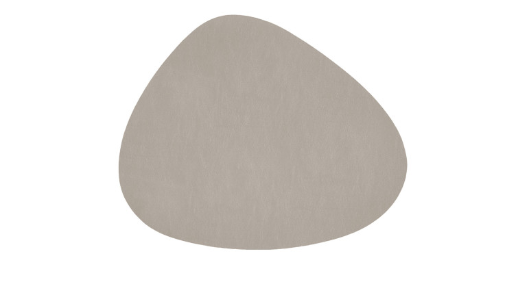 Hellbeiges Tischset Kaja 37 x 44 cm, unregelmäßig oval und glatt-ideal für Möbel oder textile Akzente.
