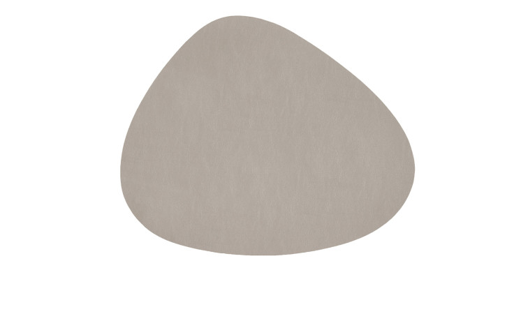 Ein beiger ovaler Glasuntersetzer Kaja 14 x 11,5 cm mit einer glatten Struktur auf hellgrau-weißem Hintergrund.