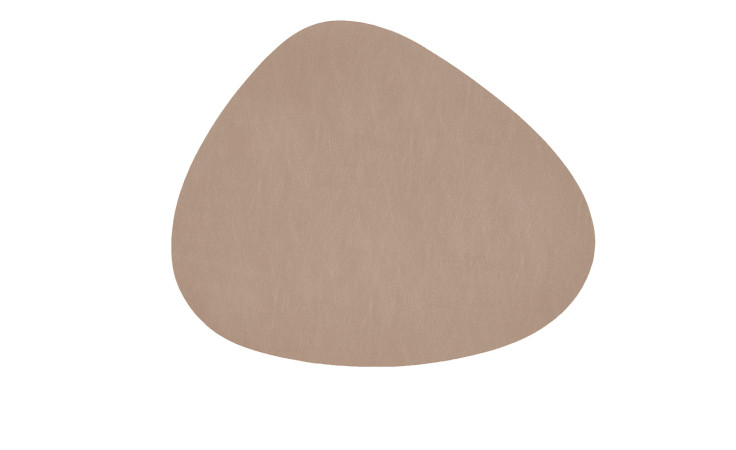 Glasuntersetzer Kaja 14 x 11,5 cm: Abstraktes, unregelmäßiges hellbraunes Oval - perfekt für modernes Textildekor auf weißen Flächen.