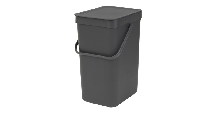 Der Abfalleimer Sort & Go 12 l ist ein hoher, grauer, rechteckiger Kunststoff-Mülleimer mit Griff und flachem Deckel auf weißem Grund.