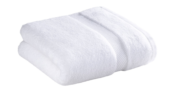 Casa Nova Handtuch 50 x 100 cm aus weißem Textil mit Strukturstreifen, gefaltet auf weißem Hintergrund.