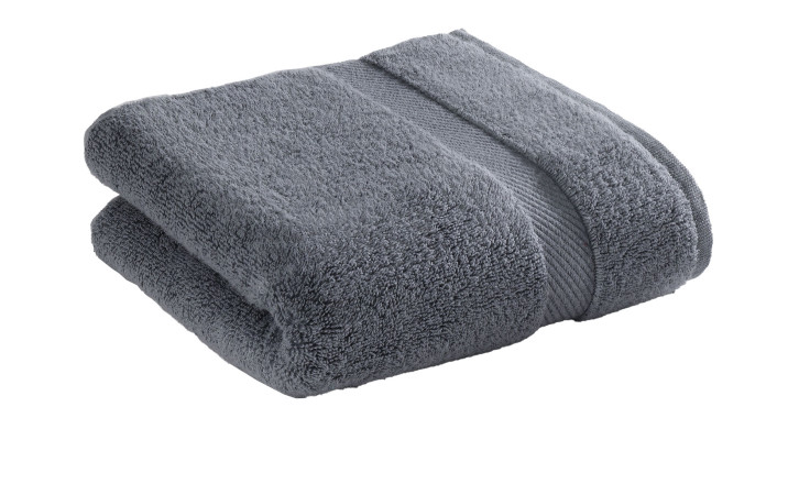 Casa Nova Handtuch 50 x 100 cm in Grau mit Strukturstreifen, auf weißem Hintergrund platziert.