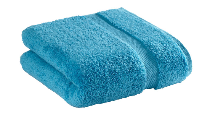 Casa Nova Handtuch 50 x 100 cm in blau mit Strukturstreifen auf weißem Hintergrund gefaltet.