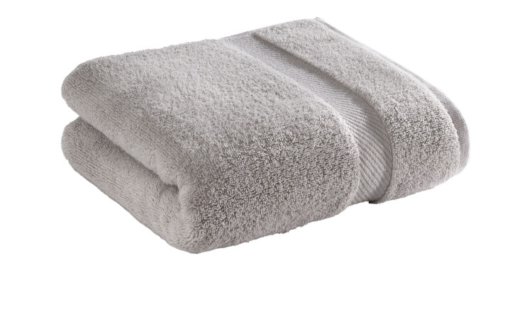 Ein Casa Nova Handtuch 50 x 100 cm in Grau mit strukturiertem Rand ist sauber gefaltet auf weißem Hintergrund.