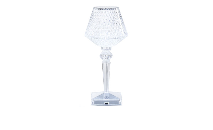 Die Casa Nova LED-Tischleuchte Candy 26 cm ist eine klare Tischleuchte mit geometrischem Sockel, ideal für moderne Einrichtungen.