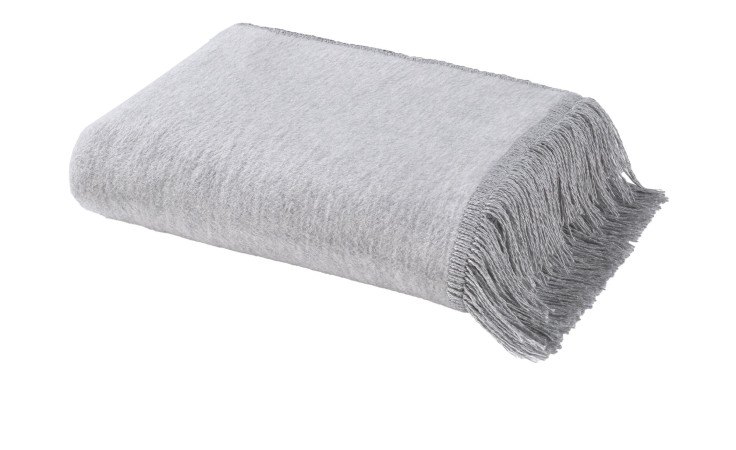 Ein gefalteter Casa Nova Sesselläufer 50 x 200 cm mit ausgefransten Rändern ist auf weißem Hintergrund abgebildet.