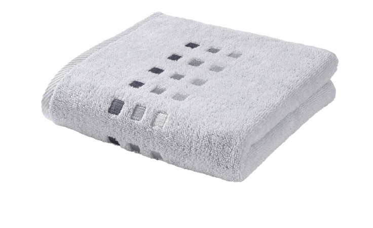 Casa Nova Frottee-Handtuch Quattri 50 x 100 cm in silberfarben mit kleinen quadratischen Akzenten auf weißem Hintergrund.