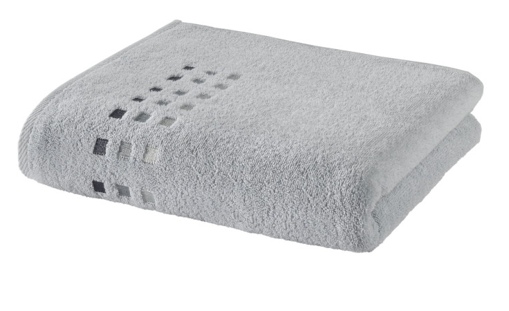 Ein gefaltetes Casa Nova Duschtuch Quattri 70x140cm in silberfarben mit kleinen quadratischen Akzenten an einer Ecke.