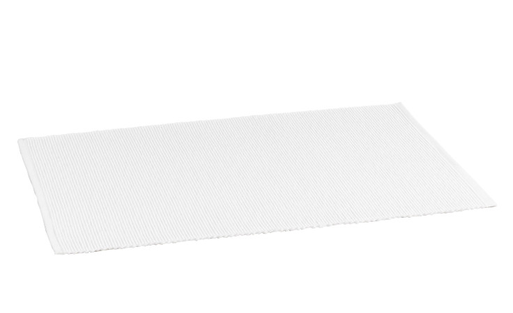 Das Casa Nova Tisch-Set Bremen 33x48 cm ist rechteckig, gerippt und weiß mit ausgefransten Rändern auf einfarbig weißem Hintergrund.