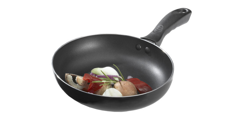 Eine Casa Nova Alu-Pfanne 24 cm mit Champignons, Zwiebeln und Paprika im Inneren.