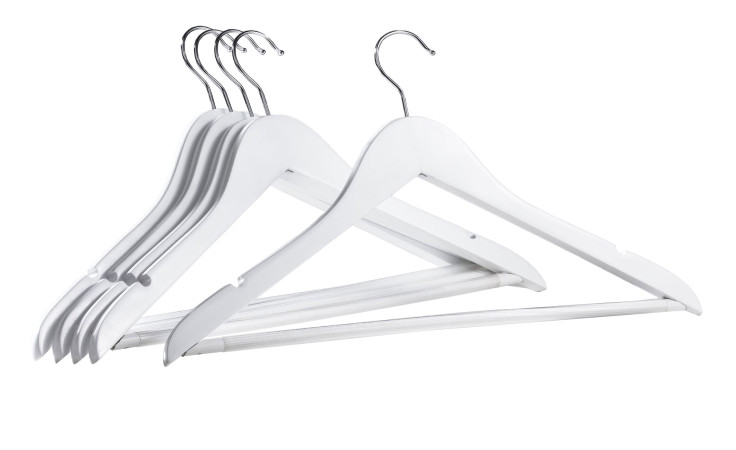 Vier Casa Nova Holzkleiderbügel aus dem 5er-Set, gestapelt auf weißem Hintergrund.