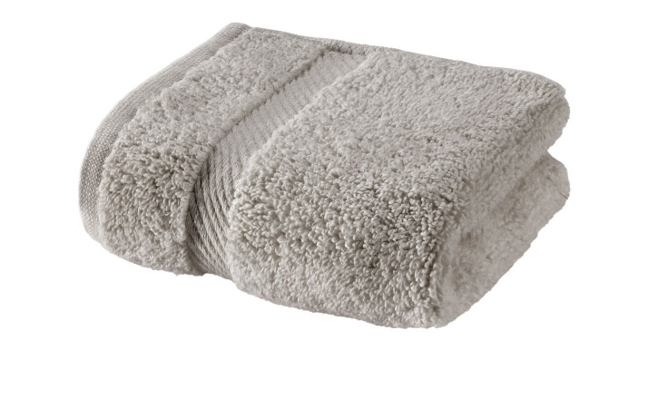 Ein gefaltetes, flauschiges hellgraues Casa Nova Gästetuch 30 x 50 cm auf weißem Hintergrund.