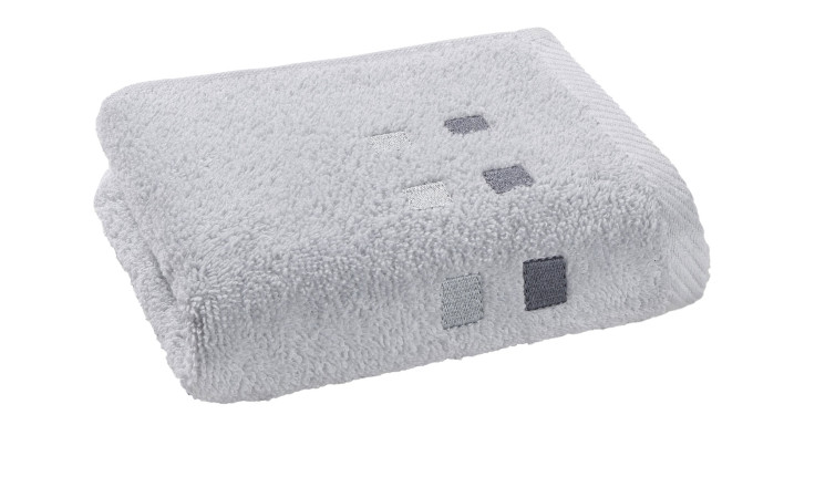 Gefaltetes Casa Nova Gästetuch Quattri 30x50 cm in silberfarben mit kleinen grauen Quadraten, abgebildet auf weißem Hintergrund.