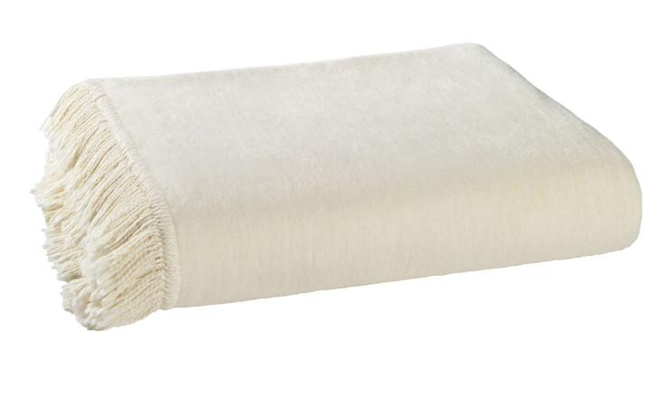 Das Casa Nova Fransenplaid 130 x 170 cm in Champagner, mit Fransen, ist auf weißem Untergrund gefaltet.