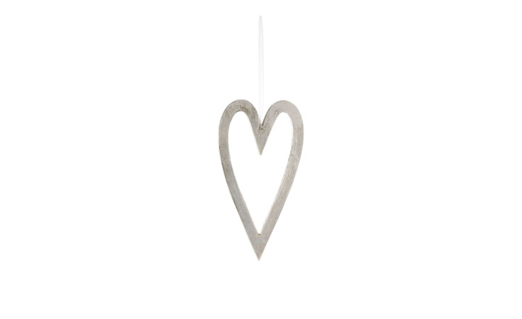 Das Alu-Herz 22 x 41 cm von Casa Nova, ein silbernes Herz-Ornament, hängt an einer dünnen weißen Schnur vor weißem Hintergrund.