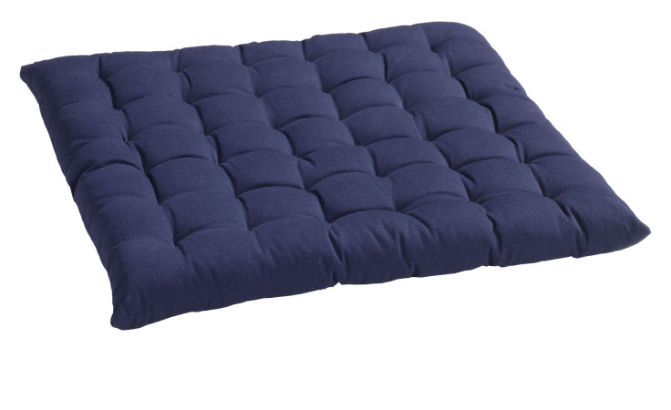 Das Casa Nova Sitzkissen Bobby 40 x 40 cm ist ein dunkelblaues, gestepptes, getuftetes Bodenkissen mit weicher Baumwollfüllung.