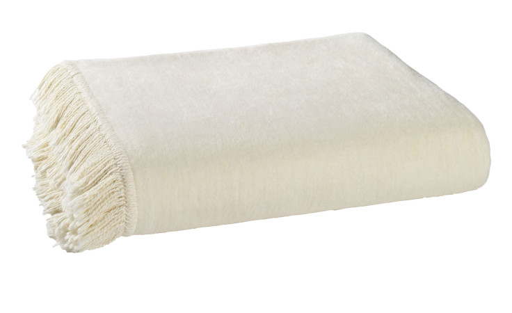 Casa Nova Sofaläufer 100 x 200 cm, cremefarbener Stoffüberwurf mit Fransen an einer Kante, auf weißem Grund.