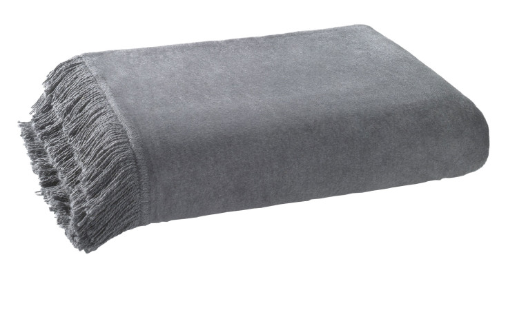 Ein gefalteter Casa Nova Sofaläufer 100 x 200 cm in Anthrazitgrau mit Fransen, abgebildet auf weißem Hintergrund.
