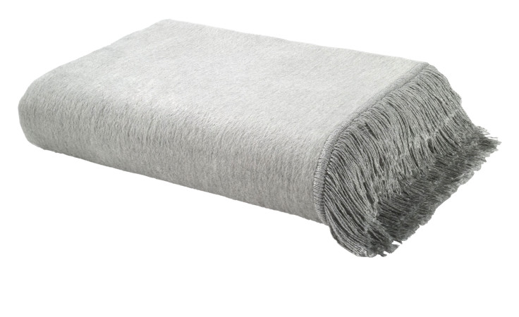 Ein gefalteter Casa Nova Sofaläufer 100 x 200 cm mit ausgefransten Kanten, abgebildet auf weißem Hintergrund.