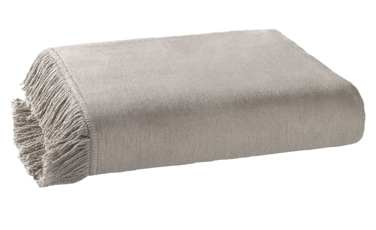 Der Casa Nova Sofaläufer 100 x 200 cm in Taupe, mit Fransen an einem Ende, ist auf einem weißen Hintergrund gefaltet.