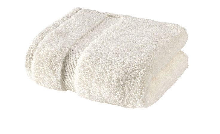 Ein gefaltetes, flauschiges weißes Casa Nova Gästetuch 30 x 50 cm wird auf einem einfarbig weißen Hintergrund gezeigt.