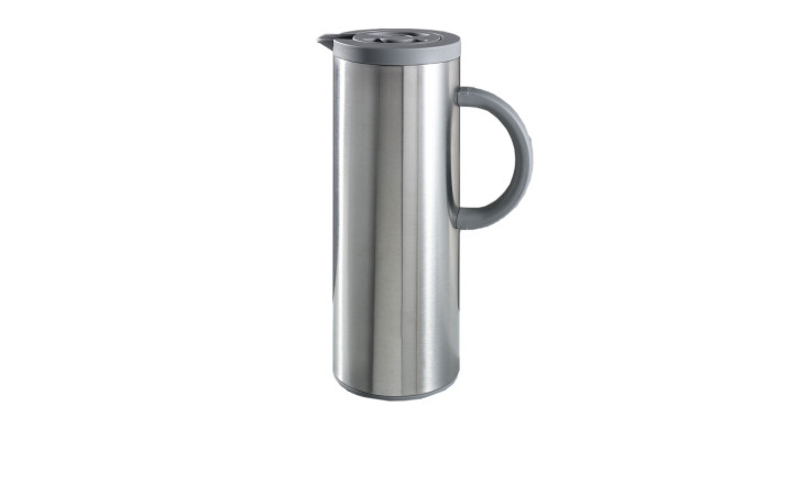 Die Thermoskanne 1 l ist eine silberne Edelstahl-Thermokaraffe mit grauem Griff und Deckel auf weißem Grund.