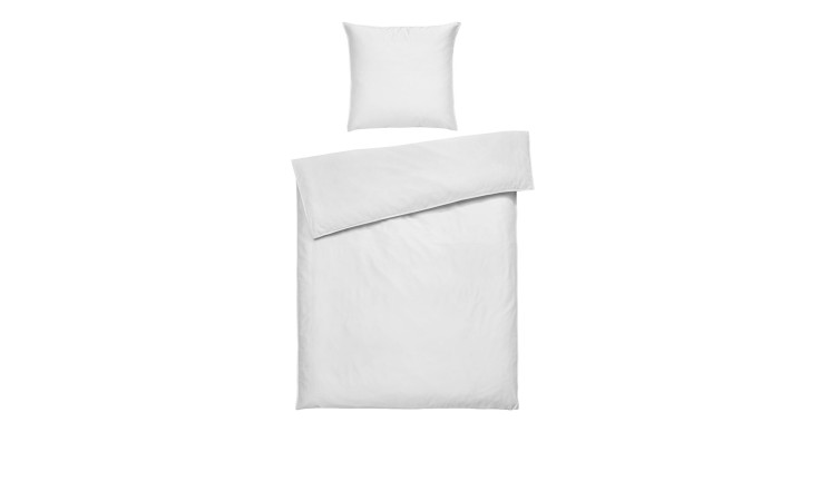 Eine fein säuberlich angeordnete Satin-Bettwäsche 135 x 200 cm auf weißem Hintergrund.