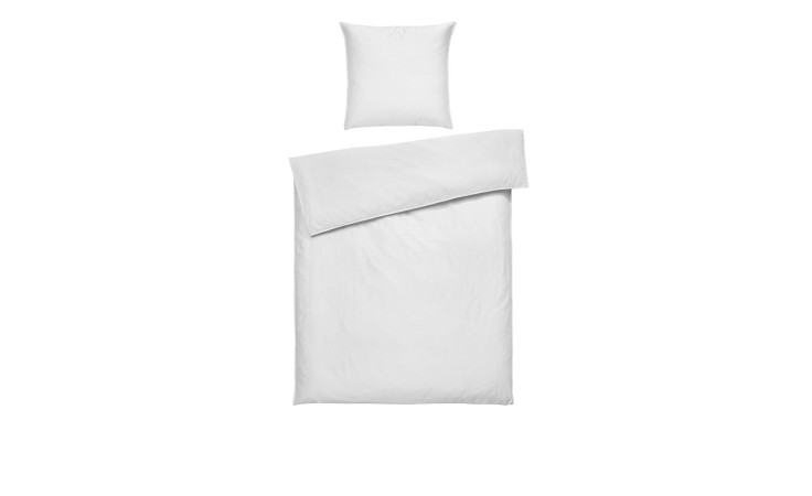 Ein sauber gemachtes weißes Bett mit Satin-Bettwäsche 155 x 220 cm auf weißem Hintergrund.