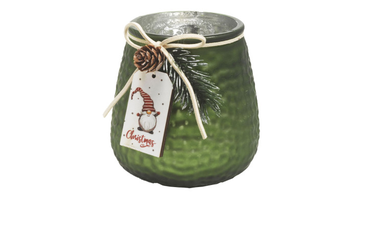 Windlicht 10 cm grün strukturierter Kerzenhalter mit Tannenzweig, Tannenzapfen und Wichtelanhänger für festliche Weihnachtsdekoration.